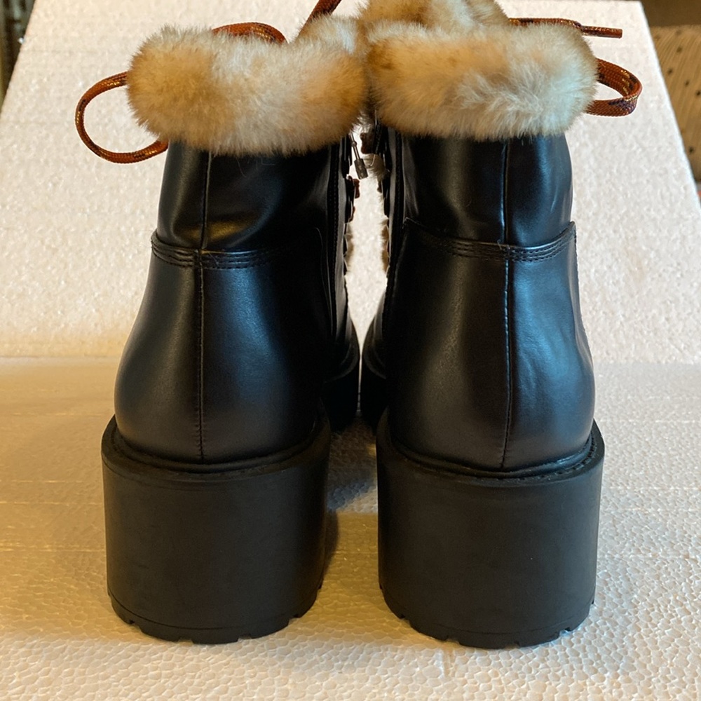 NWOT - American Eagle lace-up boot in 9